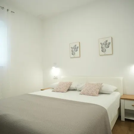 Petrich Apartment Jesenice (Split-Dalmatia)